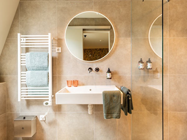 Bathroom with round mirror