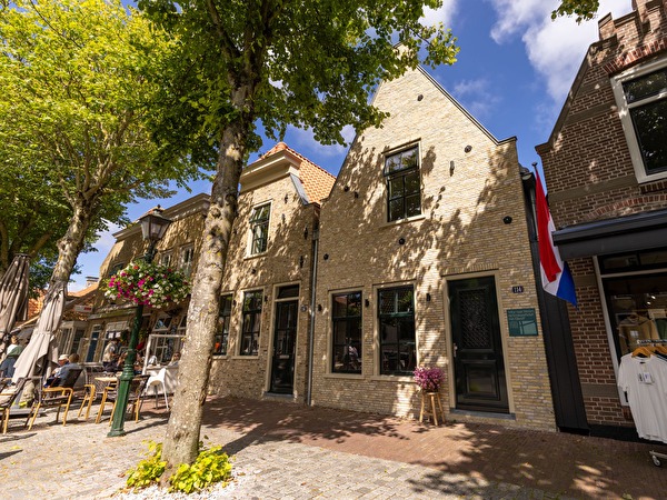 Foto van de voorgevel van het hotel in de Dorpsstraat