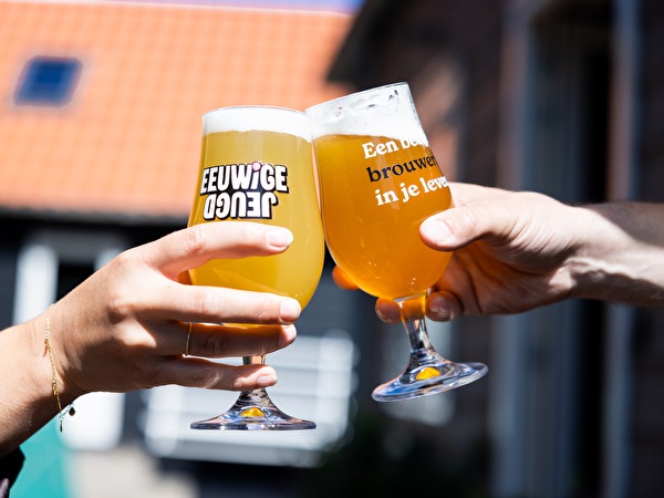 Foto van twee proostende bierglazen