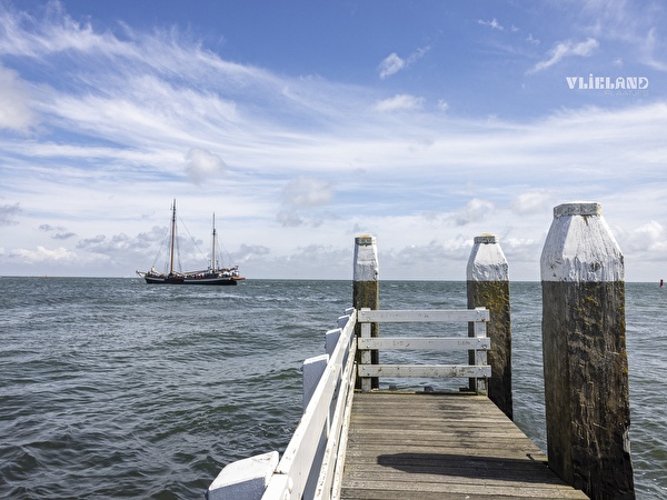 Foto van een steiger bij de havenuitgang, Vlieland