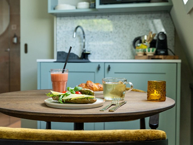 Foto von Frühstück oder Mittagessen in einem Hotelzimmer des Boutiquehotel Het Eiland