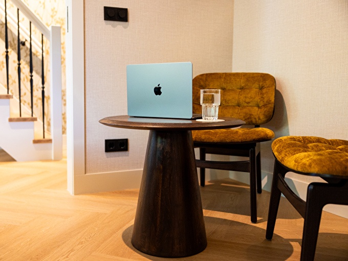 Laptop op tafel bij boutiquehotel Het Eiland